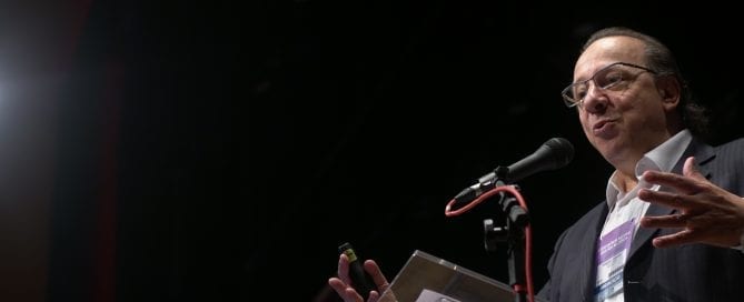 Dr. Roberto Covolan fala em palestra da segunda conferência nacional de cristãos na ciência