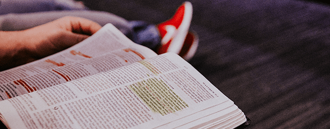 bible hannah busing G L3Eqkqmc unsplash - Associação Brasileira de Cristãos na Ciência: ABC²