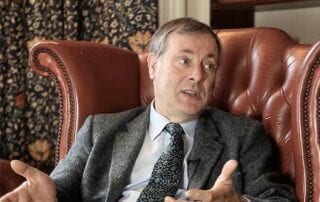 Alister Mcgrath ensina teologia em seu canal no Youtube.